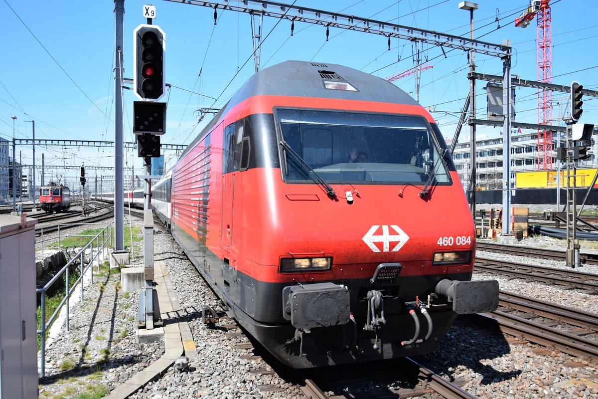 
Re 460 084 am 18.04.2018 bei der Einfahrt in den Hauptbahnhof Zürich. Gruss zurück an den / die freundliche Lokführer(in).
