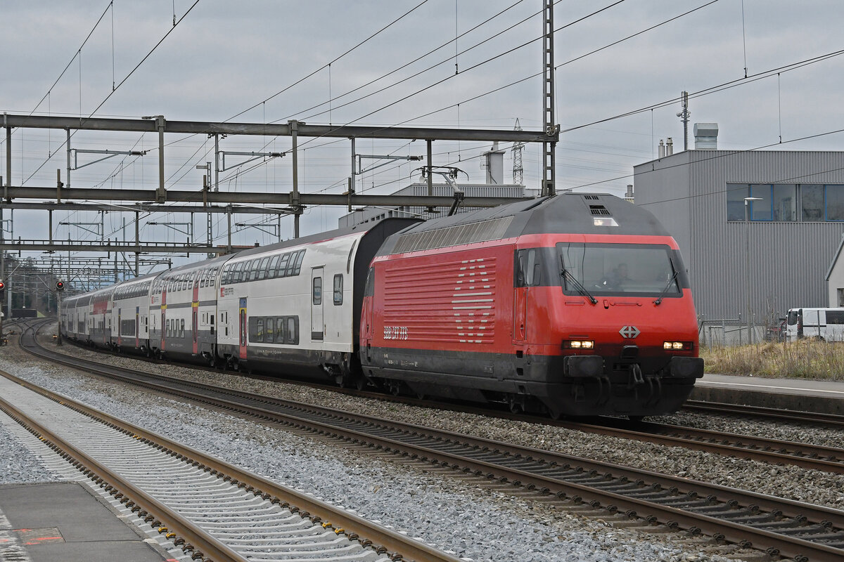 Re 460 085-4 durchfährt am 27.02.2023 den Bahnhof Rupperswil.