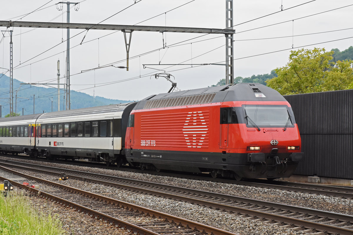 Re 460 085-4 durchfährt den Bahnhof Gelterkinden. Die Aufnahme stammt vom 13.05.2020.
