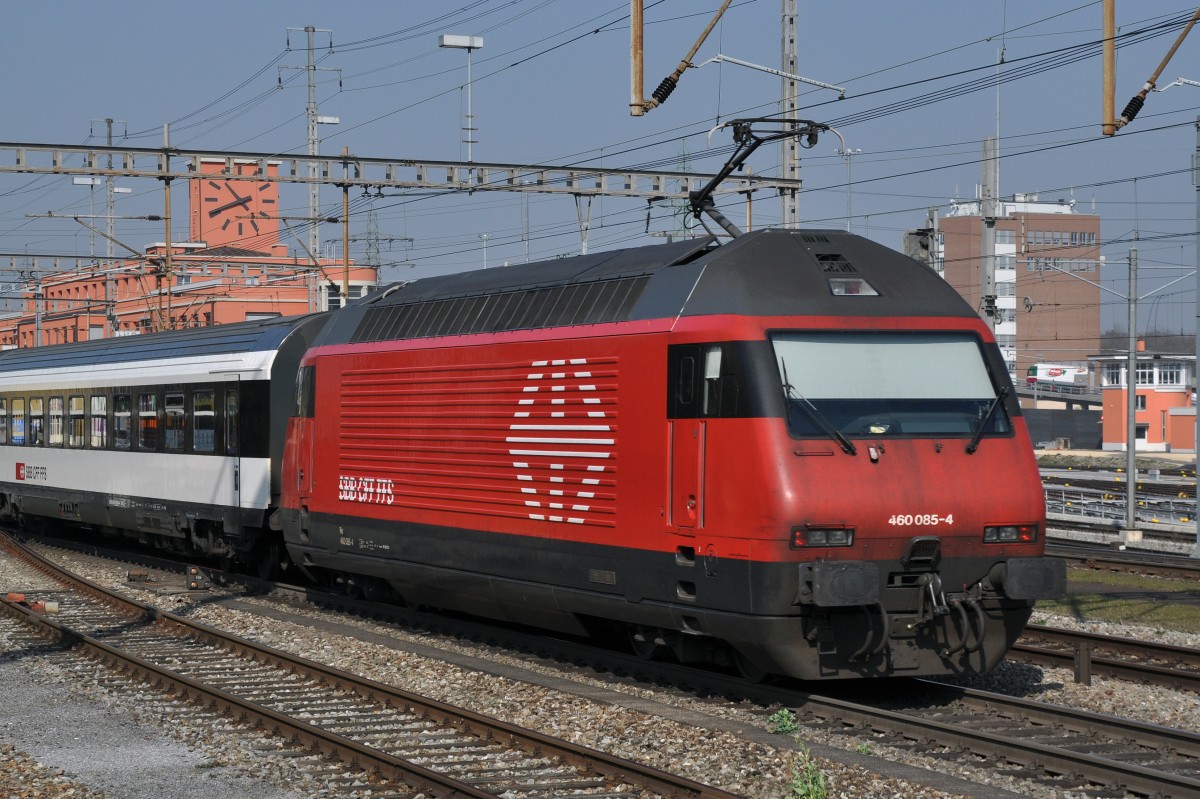 Re 460 085-4 durchfährt den Bahnhof Muttenz. Die Aufnahme stammt vom 13.03.2014.