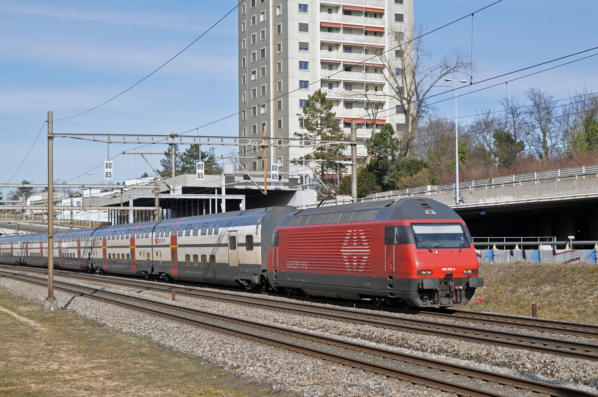 Re 460 085-4 fährt Richtung Bahnhof Muttenz. Die Aufnahme stammt vom 05.03.2018.