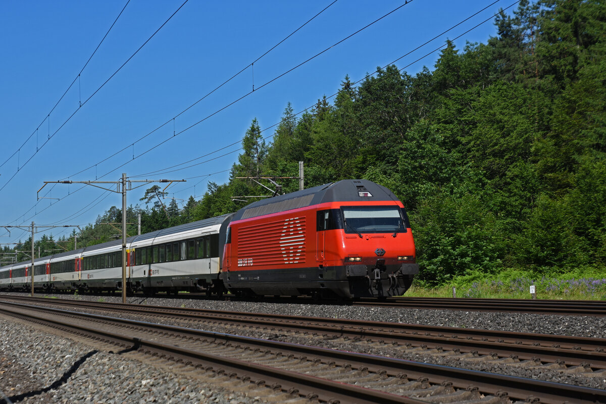 Re 460 085-4 fährt Richtung Bahnhof Rupperswil. Die Aufnahme stammt vom 15.06.2021.