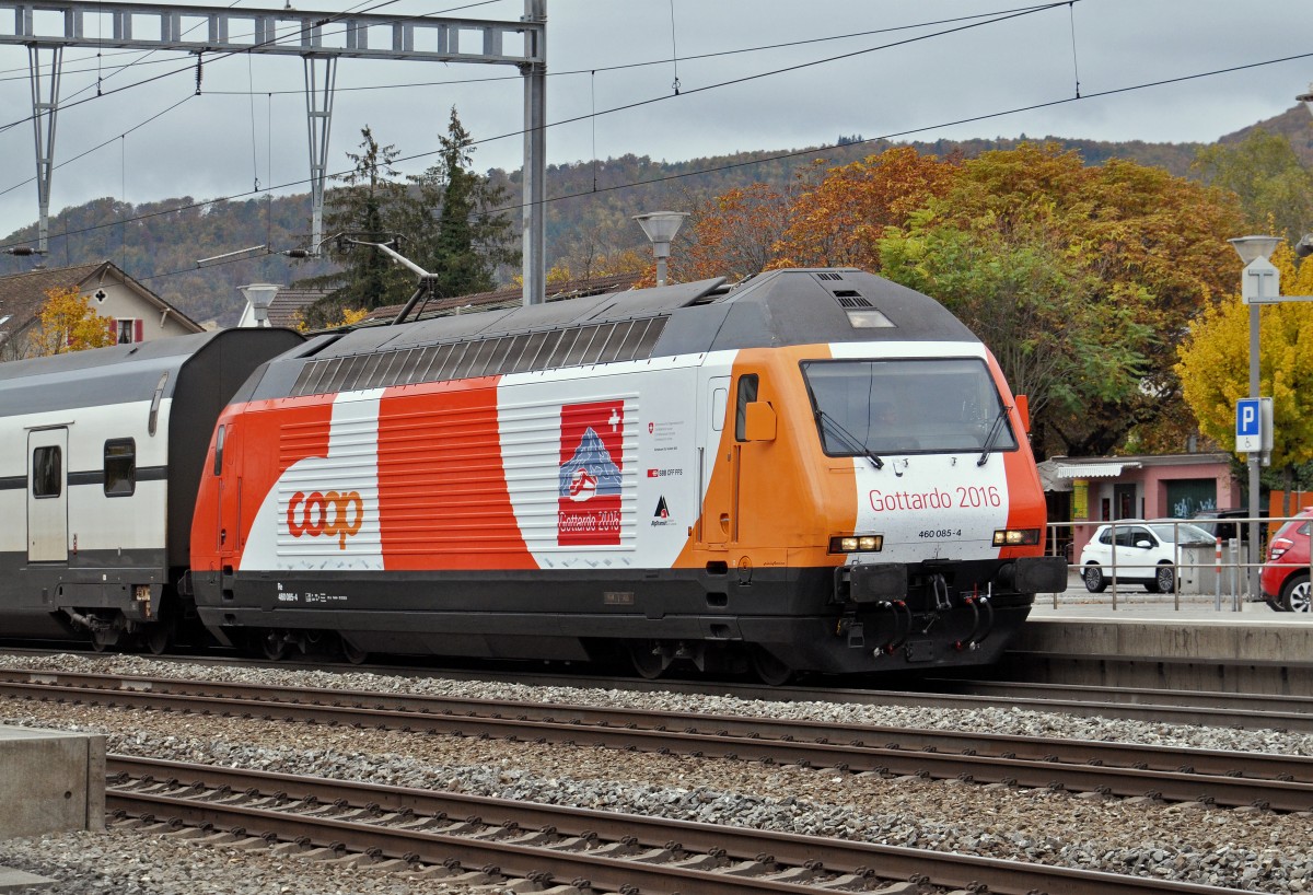 Re 460 085-4, mit der COOP Werbung, durchfährt den Bahnhof Sissach. Die Aufnahme stammt vom 23.10.2015.