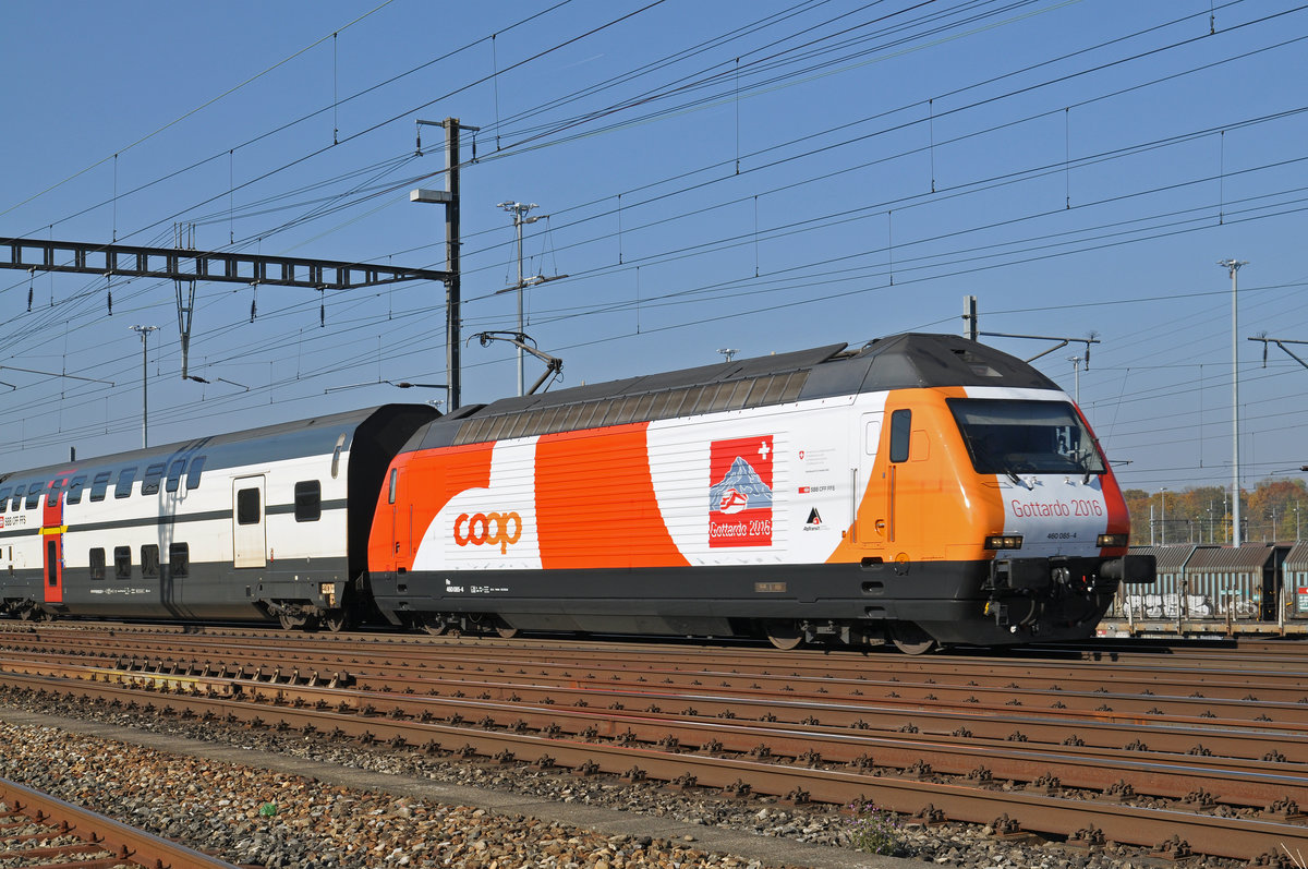Re 460 085-4, mit einer COOP und Gottardo 2016 Werbung, durchfährt den Bahnhof Muttenz. Die Aufnahme stammt vom 27.10.2015. 