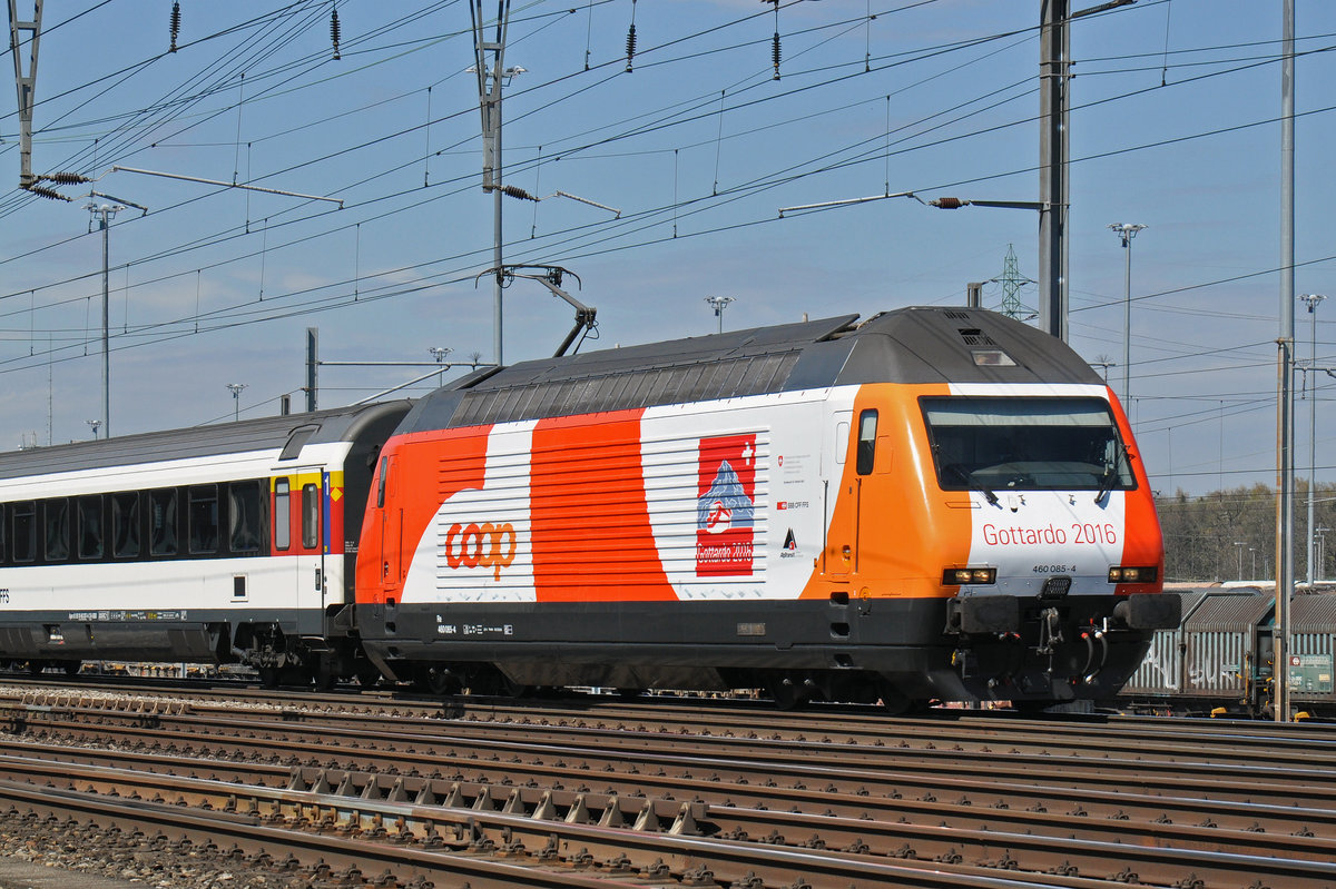 Re 460 085-4 mit der COOP/Gottardo 2016 Werbung, durchfährt den Bahnhof Muttenz. Die Aufnahme stammt vom 11.04.2016.