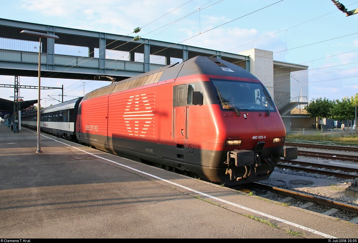 Re 460 085-4  Pilatus  als IR 2136 (IR 75) nach Zürich HB (CH) verlässt seinen Startbahnhof Konstanz auf Gleis 3.
[11.7.2018 | 20:05 Uhr]