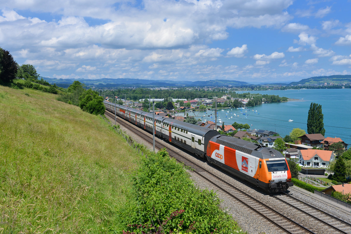 Re 460 085 mit einem IC am 10.06.2017 bei Einigen. 