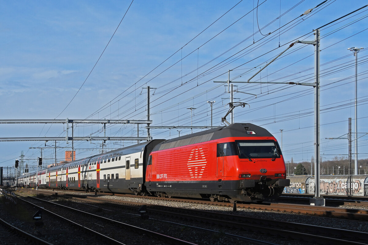 Re 460 086-2 durchfährt am 02.01.2023 den Bahnhof Muttenz.