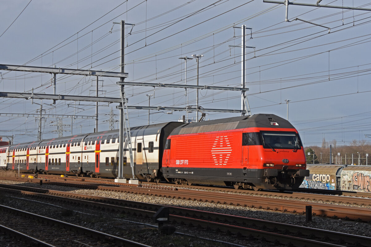Re 460 086-2 durchfährt am 02.01.2023 den Bahnhof Muttenz.