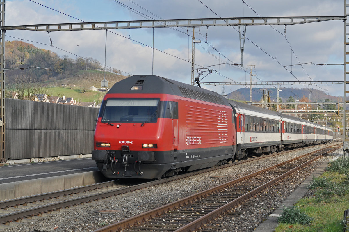 Re 460 086-2 durchfährt den Bahnhof Gelterkinden. Die Aufnahme stammt vom 14.11.2017.