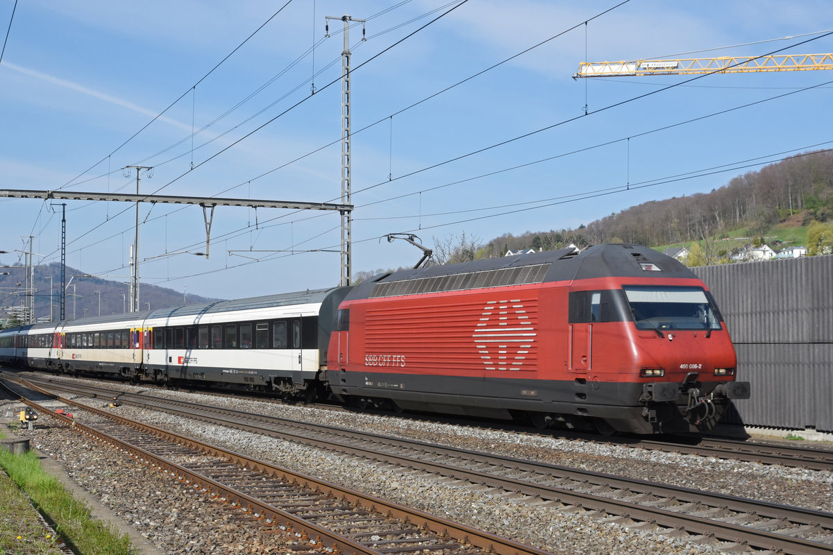 Re 460 086-2 durchfährt den Bahnhof Gelterkinden. Die Aufnahme stammt vom 18.04.2019.