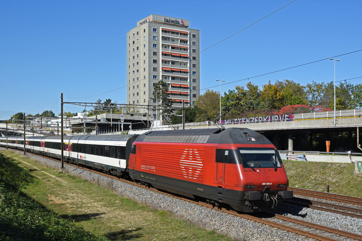 Re 460 086-2 fährt Richtung Bahnhof SBB. Die Aufnahme stammt vom 16.10.2019.