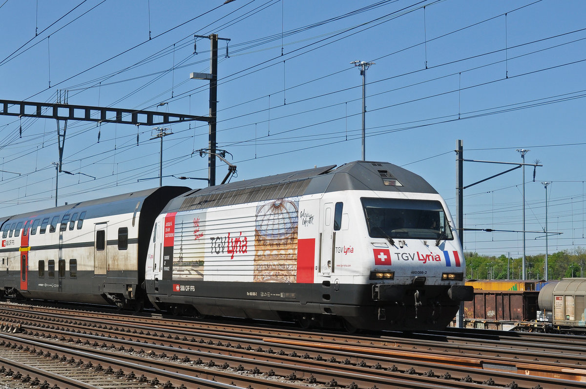 Re 460 086-2, mit der TGV Lyria Werbung, durchfährt den Bahnhof Muttenz. Die Aufnahme stammt vom 30.04.2017.