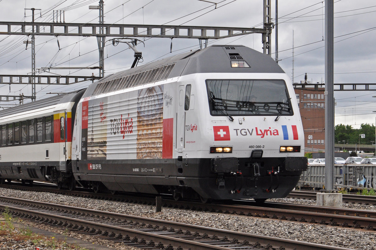 Re 460 086-2, mit einer TGV Lyria Werbung, durchfährt den Bahnhof Muttenz. Die Aufnahme stammt vom 30.05.2016.