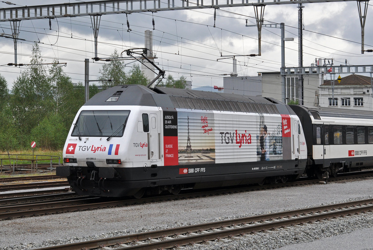 Re 460 086-2, mit der TGV Lyria Werbung, verlässt den Bahnhof Zofingen. Die Aufnahme stammt vom 09.08.2016.