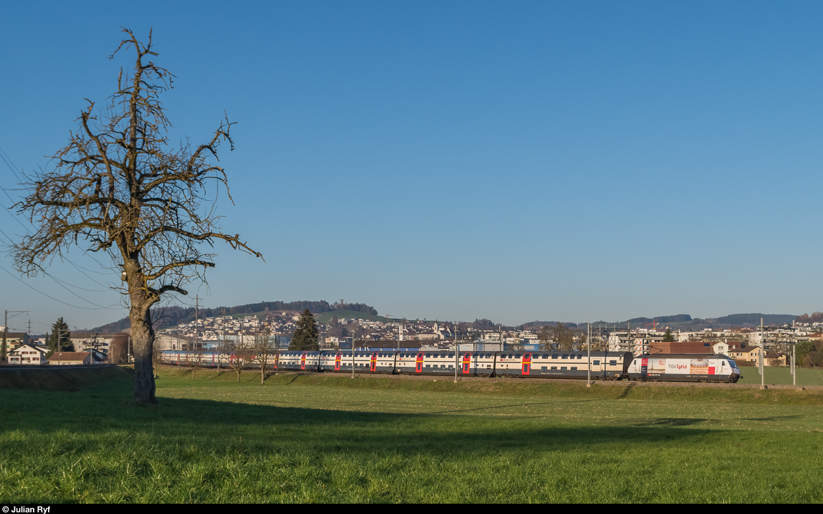 Re 460 086 mit Werbung für TGV Lyria ist am 29. November 2016 mit einem IC Genève Aéroport - St. Gallen bei Wil SG unterwegs.