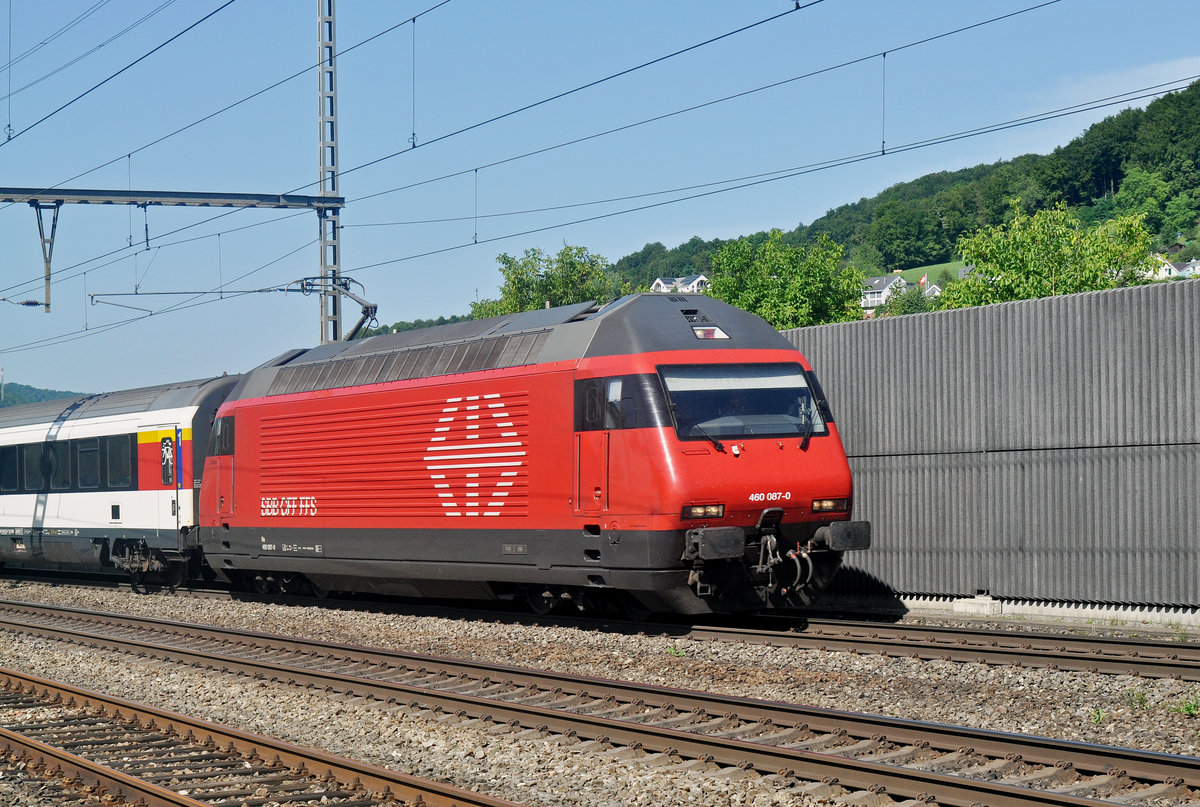 Re 460 087-0 durchfährt am den Bahnhof Gelterkinden. Die Aufnahme stammt vom 15.08.2017.