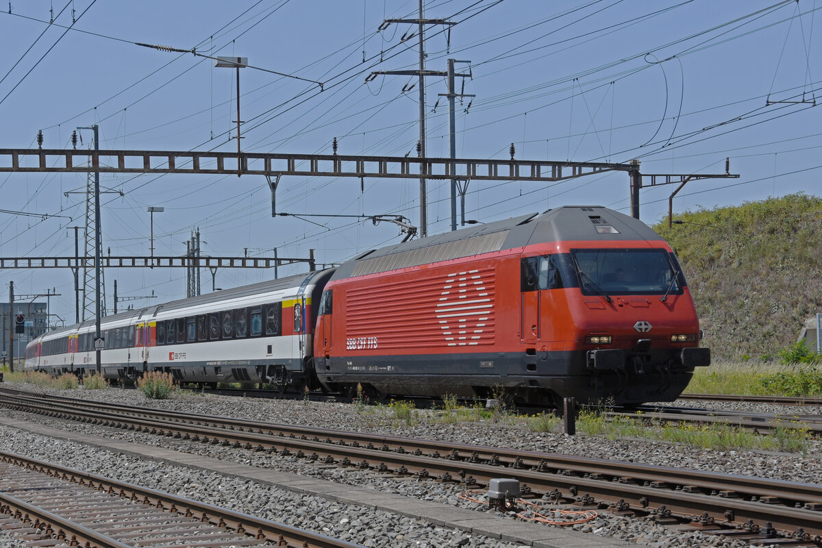 Re 460 087-0 durchfährt am 15.06.2022 den Bahnhof Pratteln.
