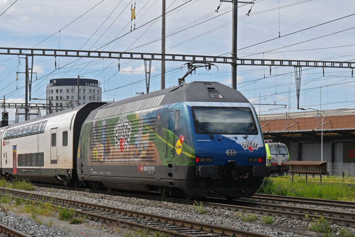 Re 460 087-0 durchfährt am 29.05.2025 den Bahnhof Pratteln.