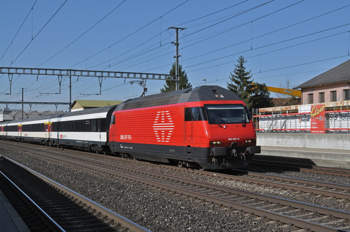 Re 460 087-0 durchfährt den Bahnhof Rothrist. Die Aufnahme stammt vom 11.03.2017.