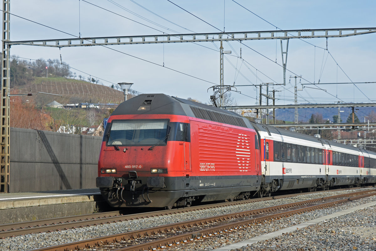 Re 460 087-0 durchfährt den Bahnhof Gelterkinden. Die Aufnahme stammt vom 16.01.2019.