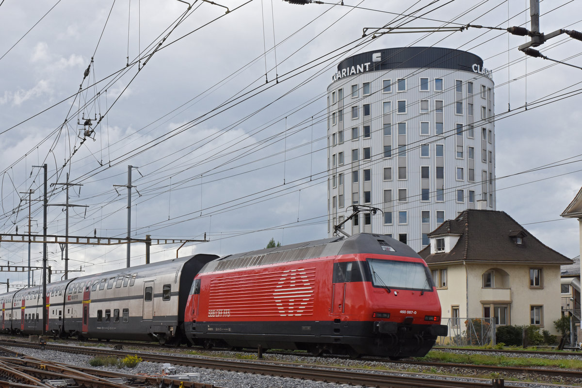 Re 460 087-0 durchfährt den Bahnhof Pratteln. Die Aufnahme stammt vom 25.09.2019.