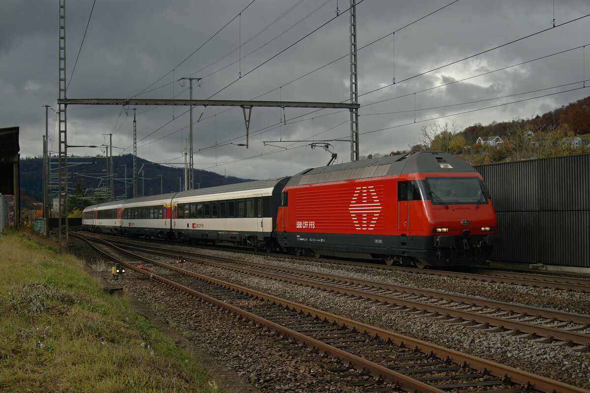 Re 460 087-0 durchfährt den Bahnhof Gelterkinden. Die Aufnahme stammt vom 05.11.2021.