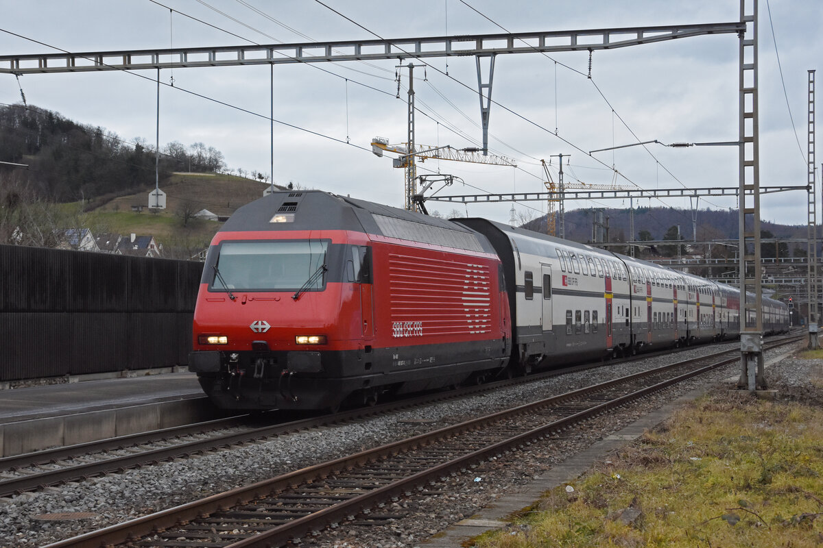Re 460 087-0 durchfährt den Bahnhof Gelterkinden. Die Aufnahme stammt vom 30.12.2021.