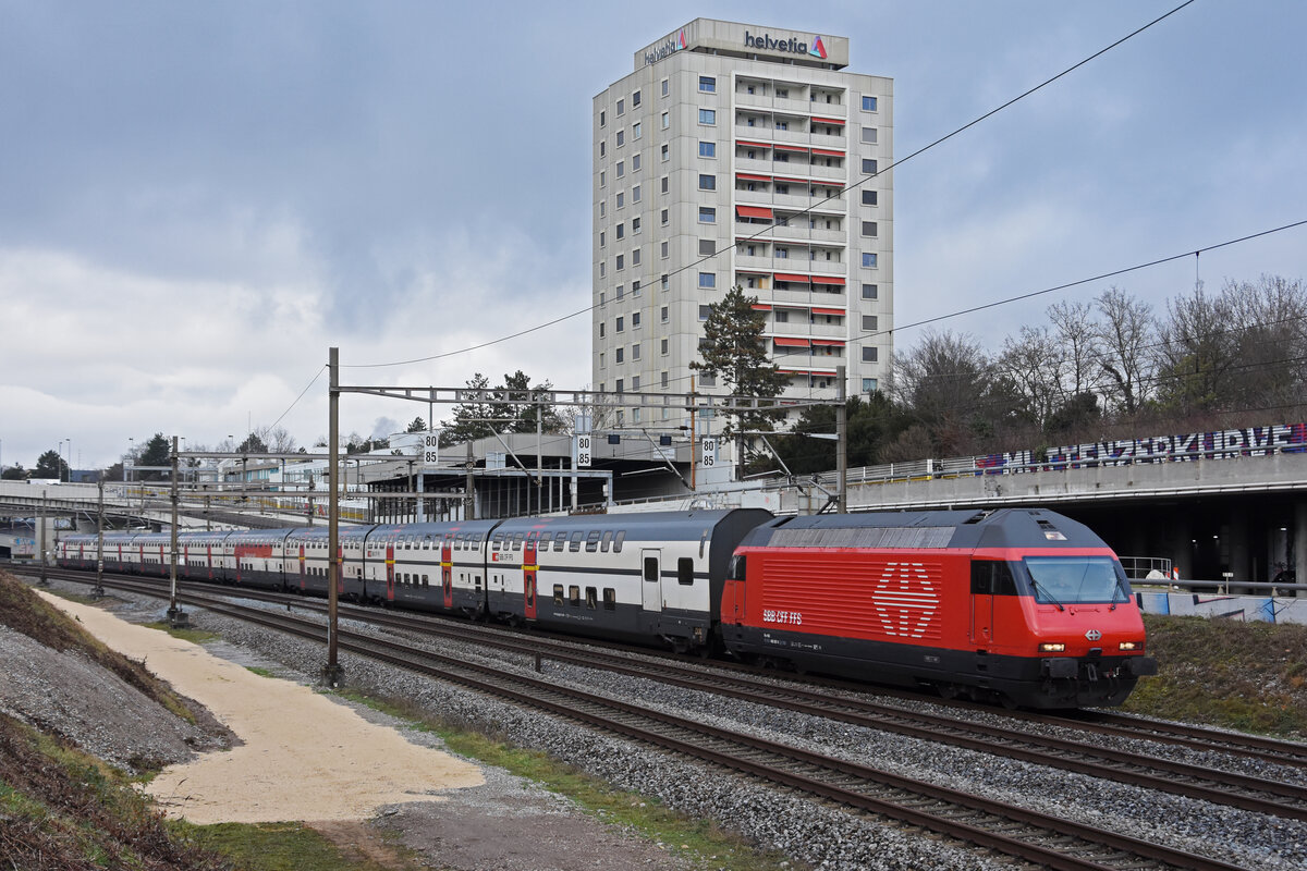 Re 460 087-0 fährt Richtung Bahnhof Muttenz. Die Aufnahme stammt vom 06.01.2022.