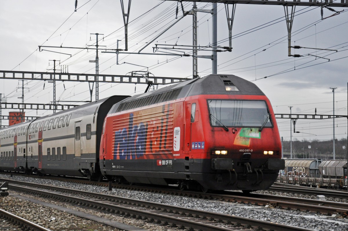 Re 460 087-0 mit der REEKA Werbung durchfährt den Bahnhof Muttenz. Die Aufnahme stammt vom 09.01.2015.