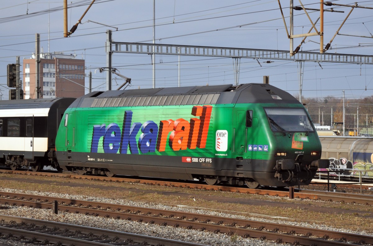 Re 460 087-0 mit der reka rail Werbung durchfährt den Bahnhof Muttenz. Die Aufnahme stammt vom 21.12.2013.