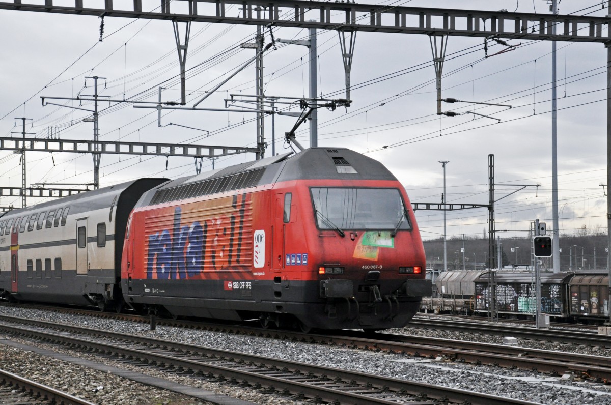 Re 460 087-0 mit der REKA RAIL Werbung durchfährt den Bahnhof Muttenz. Die Aufnahme stammt vom 09.01.2015.