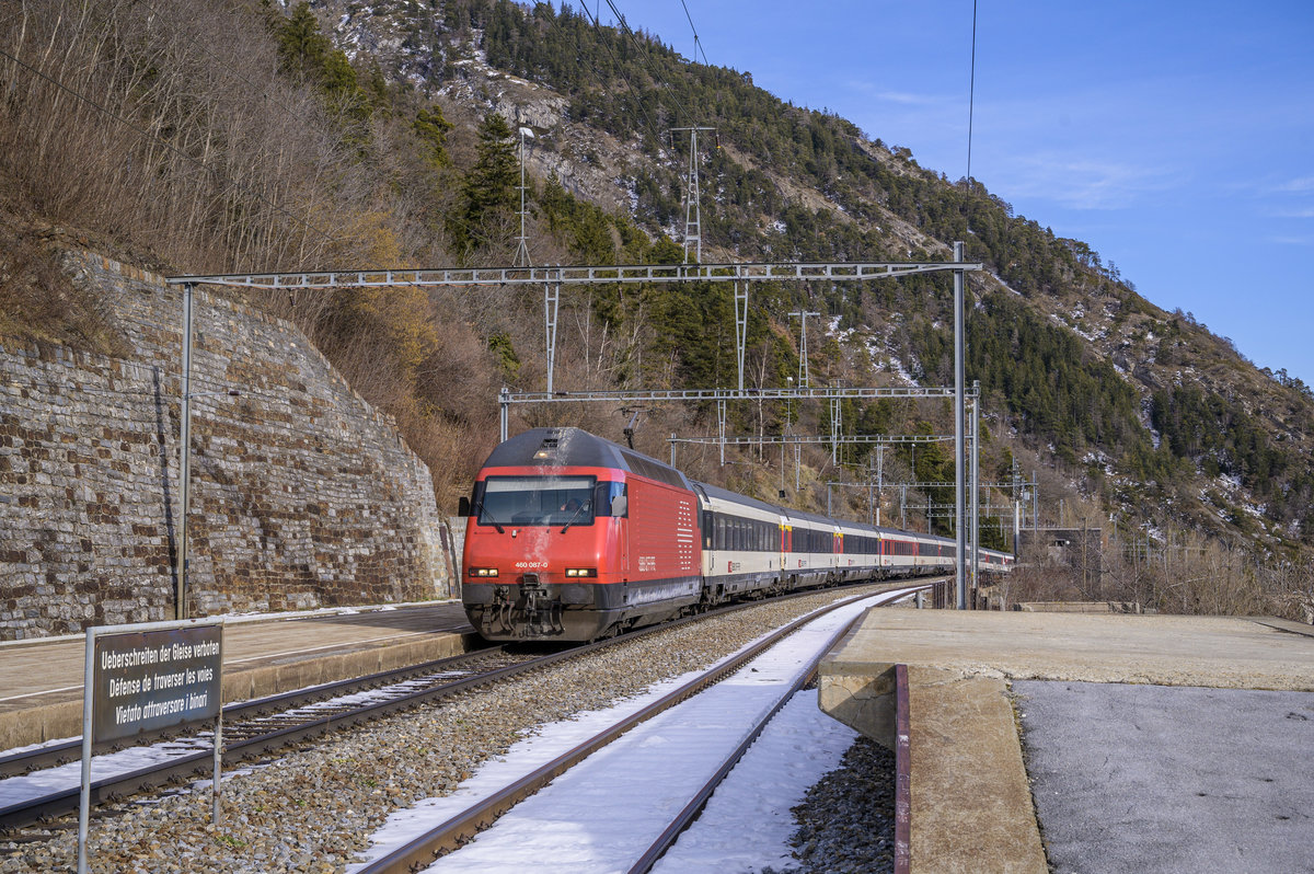 Re 460 087-0 unterwegs mit einem Intercity 6 in Richtung Norden. Aufgrund der Teilsperrung des LBT wird ein Teil der Züge über Kandersteg umgeleitet. Aufgenommen am 09.02.2020
