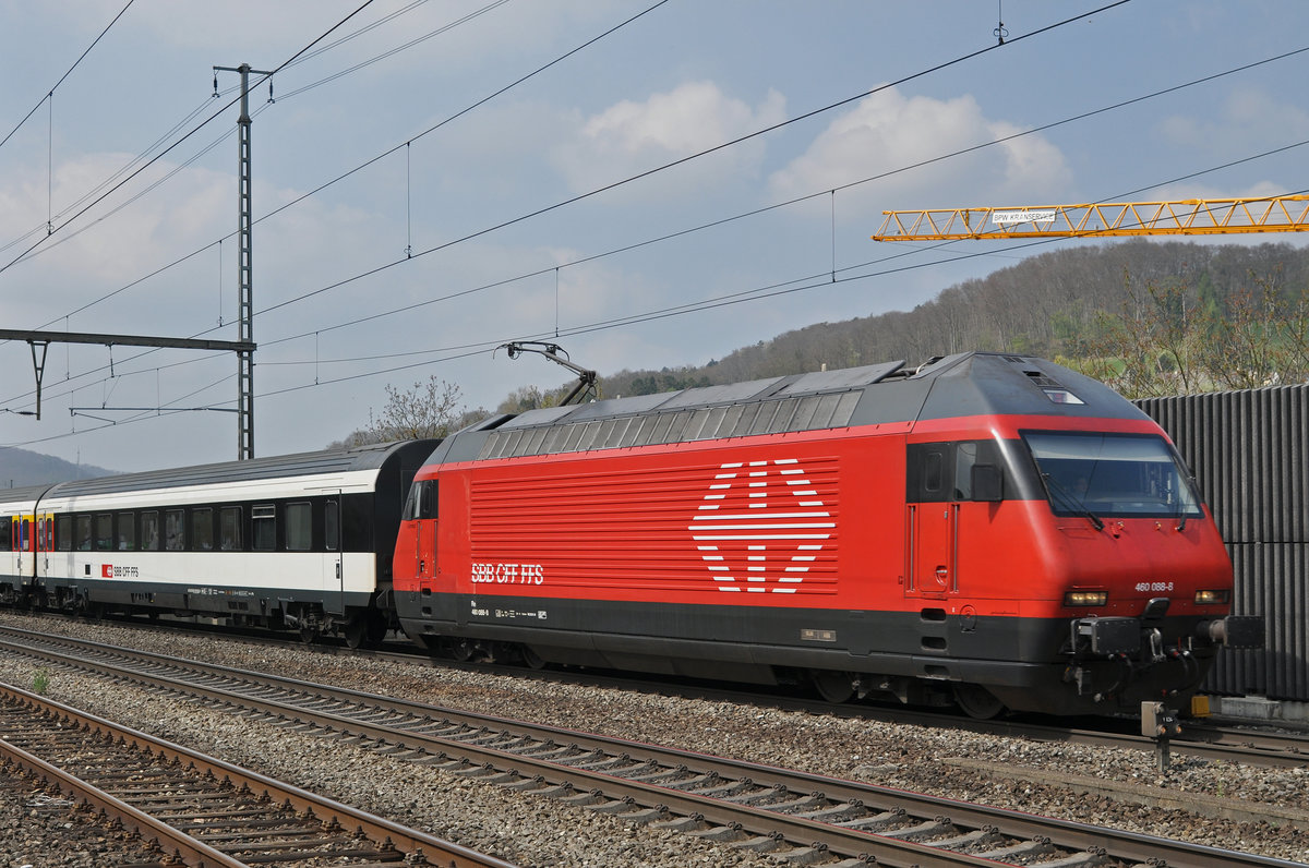 Re 460 088-8 durchfährt den Bahnhof Gelterkinden. Die Aufnahme stammt vom 06.04.2017.
