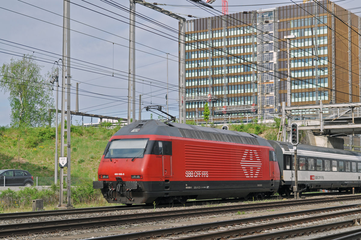 Re 460 088-8 durchfährt den Bahnhof Muttenz. die Aufnahme stammt vom 13.04.2017.