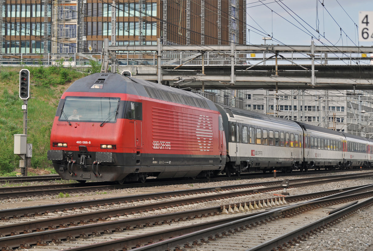 Re 460 088-8 durchfährt den Bahnhof Muttenz. die Aufnahme stammt vom 13.04.2017.