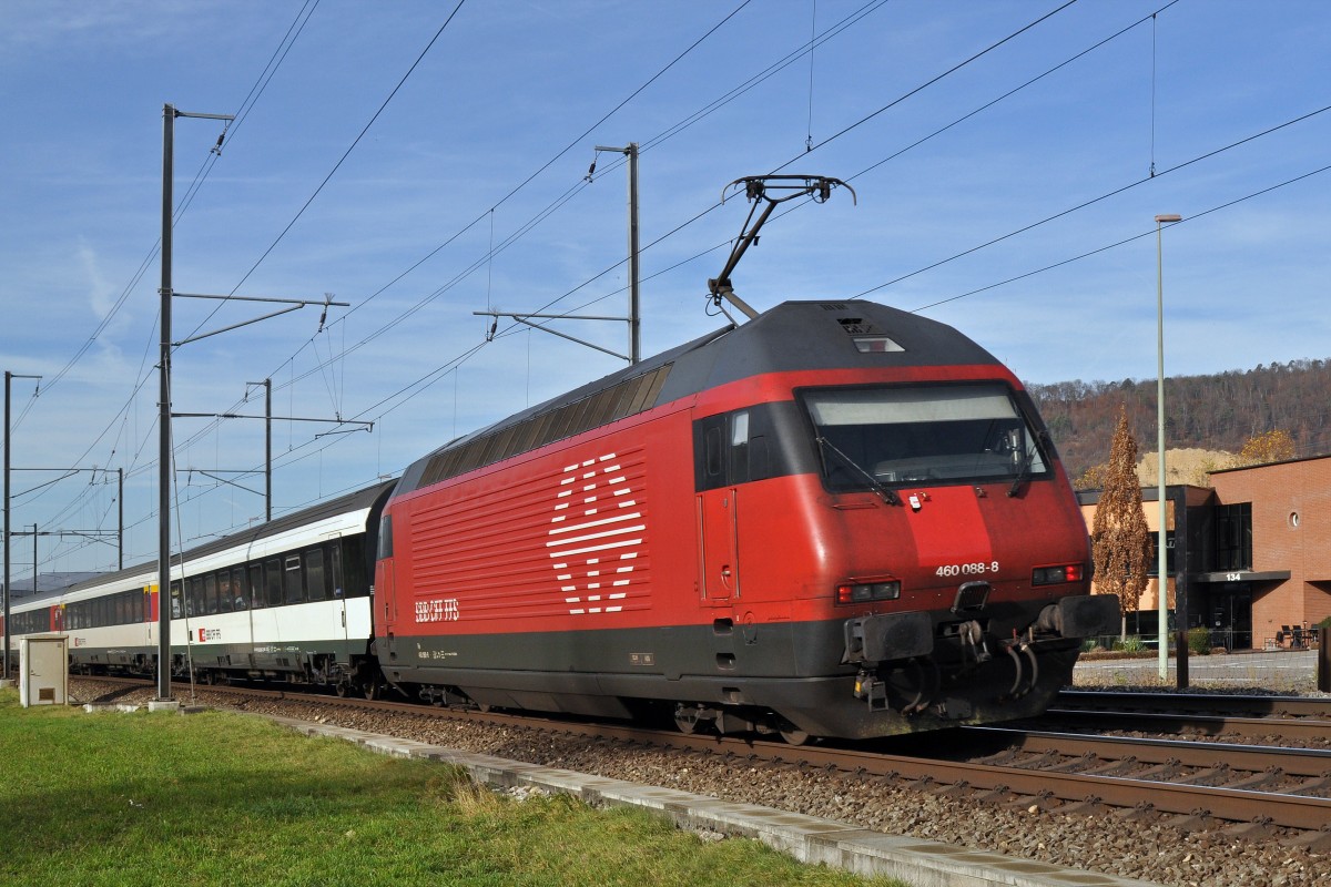 Re 460 088-8 hat den Bahnhof Sissach verlassen und fährt Richtung Basel. Die Aufnahme stammt vom 16.11.2015.