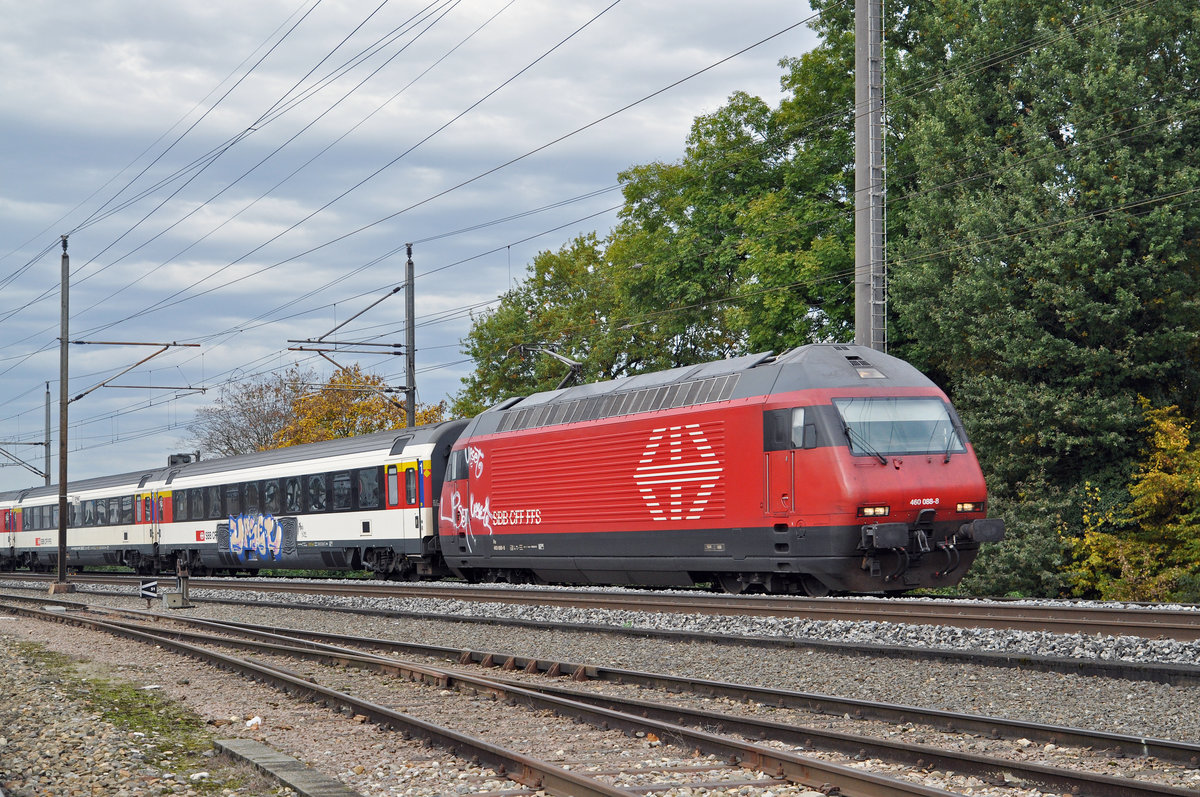 Re 460 088-8 hat den Bahnhof Kaiseraugst durchfahren. Die Aufnahme stammt vom 24.10.2016.