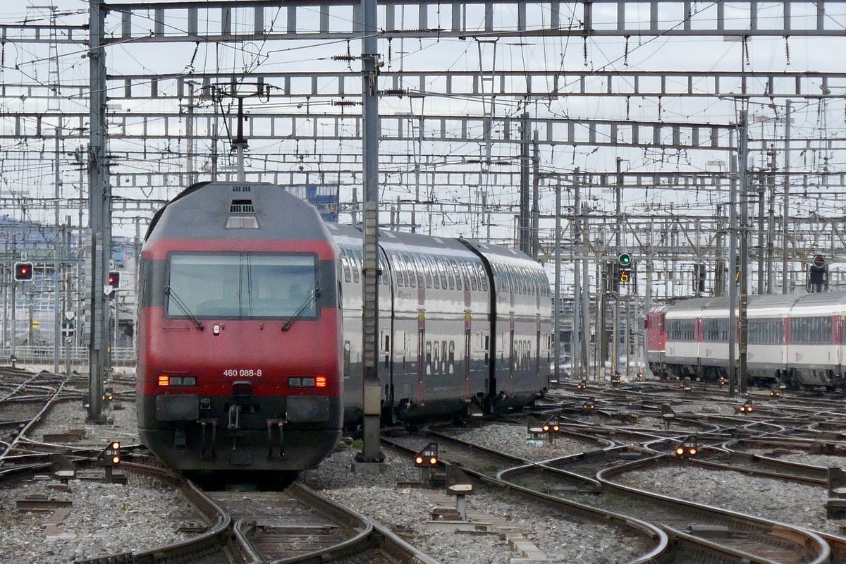 Re 460 088 mit ihrem 10 Teiligen IC nach St. Gallen, der am 27.11.17 von der Halle (Gleis 9) in Zürich HB Abfuhr. 