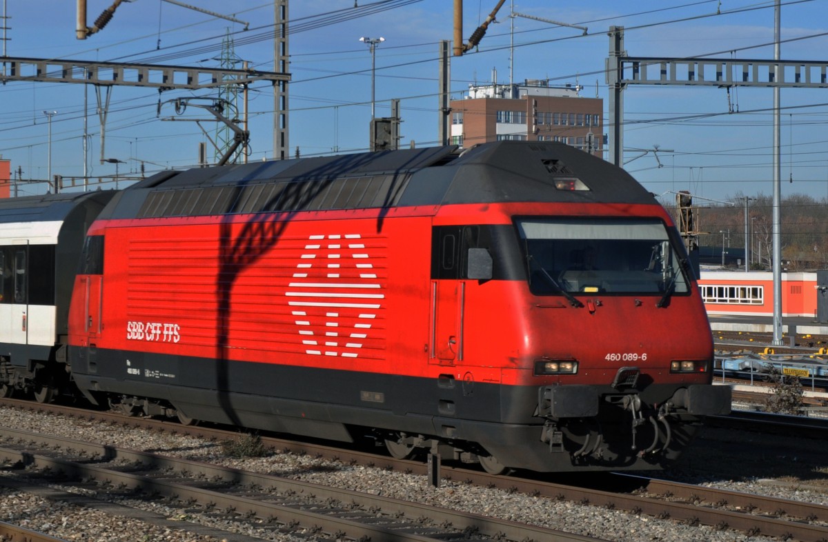 Re 460 089-6 durchfährt den Bahnhof Muttenz. Die Aufnahme stammt vom 16.12.2013.