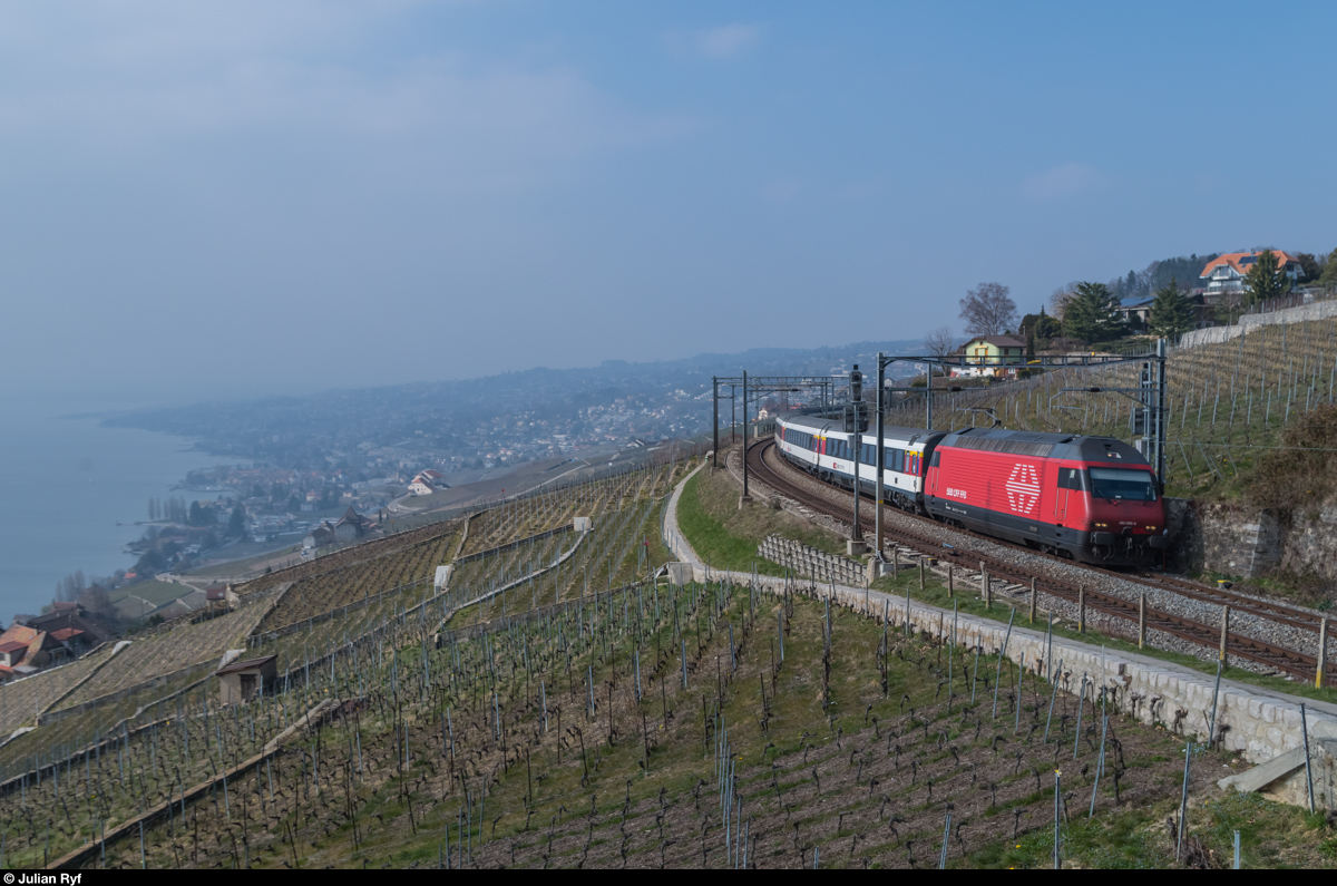 Re 460 089 mit einem IR Genéve Aéroport - Luzern am 12. März 2016 kurz vor Grandvaux.