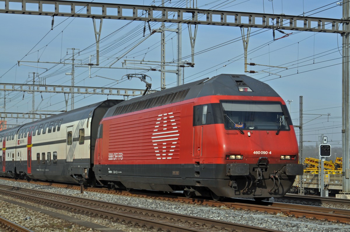 Re 460 090-4 durchfährt den Bahnhof Muttenz. Die Aufnahme stammt vom 13.02.2015.