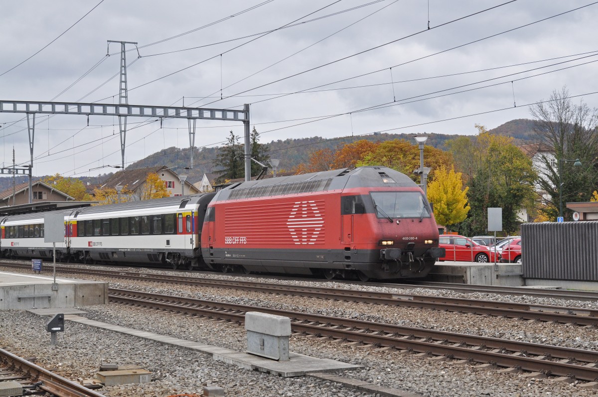 Re 460 090-4 durchfährt den Bahnhof Sissach. Die Aufnahme stammt vom 23.10.2015.
