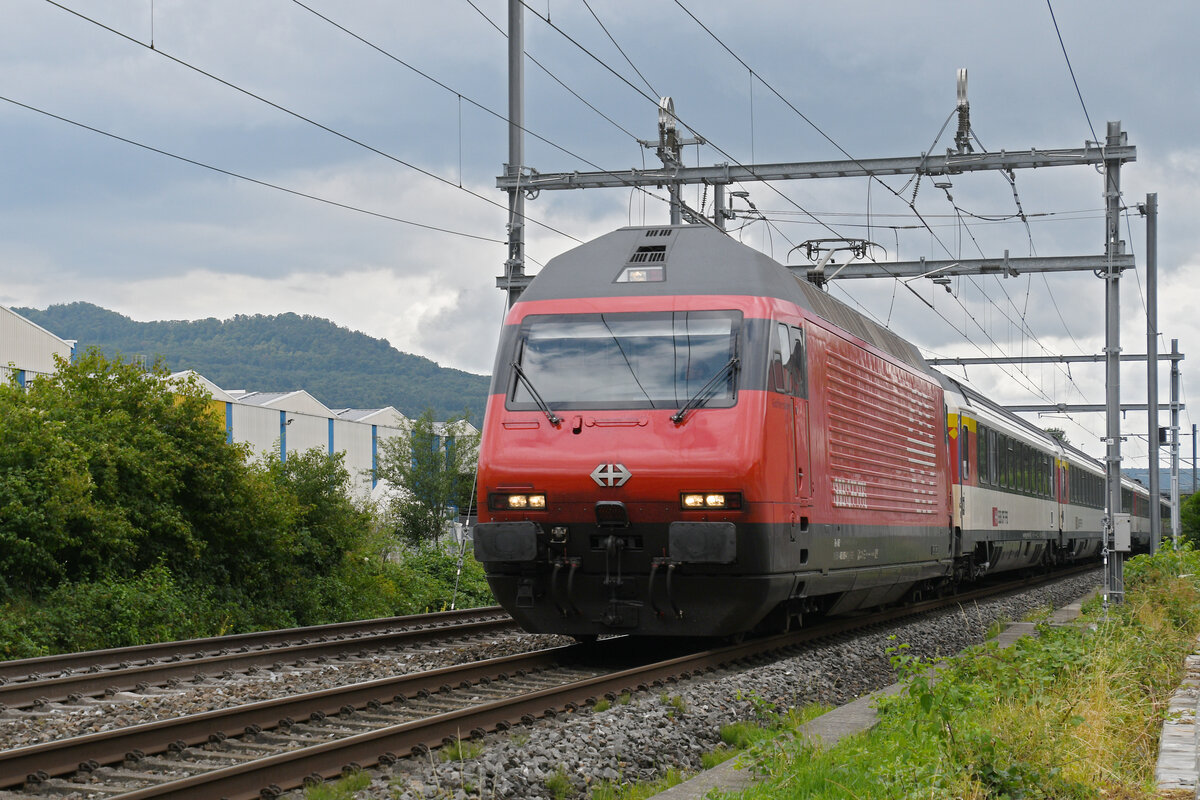 Re 460 090-4 fährt am 15.07.2025 Richtung Bahnhof Lausen.