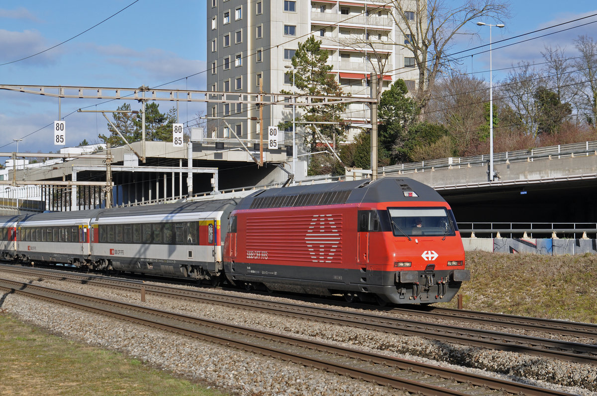 Re 460 090-4 fährt Richtung Bahnhof Muttenz. Die Aufnahme stammt vom 12.02.2018.