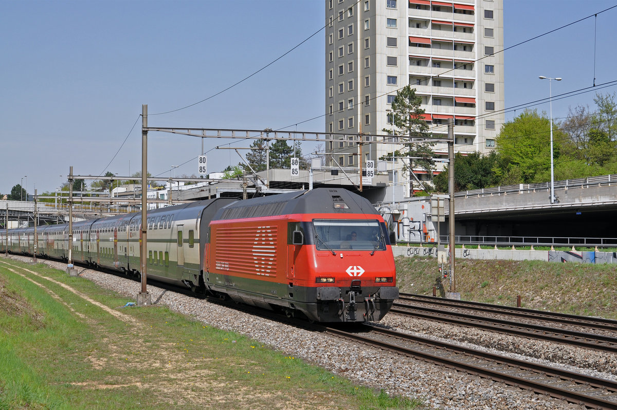 Re 460 090-4 fährt Richtung Bahnhof Muttenz. Die Aufnahme stammt vom 15.04.2018.