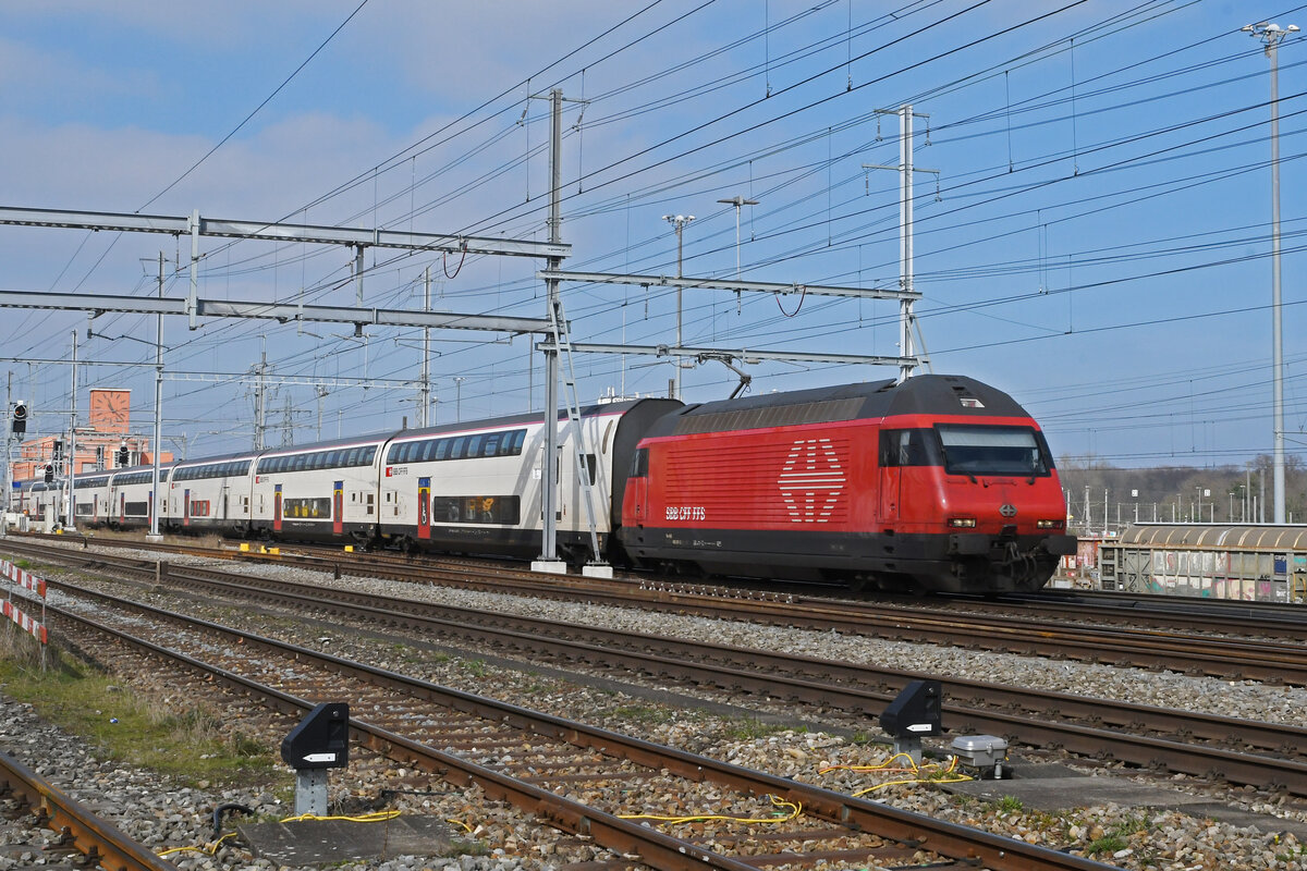 Re 460 091-2 durchfährt am 08.03.2024 den Bahnhof Muttenz.