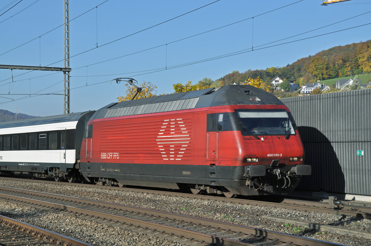 Re 460 091-2 durchfährt den Bahnhof Gelterkinden. Die Aufnahme stammt vom 16.10.2017.