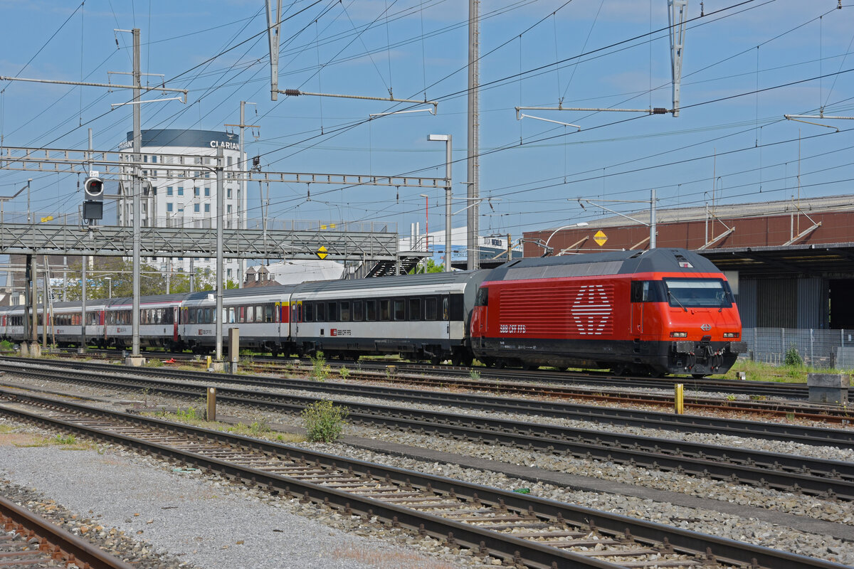 Re 460 091-2 durchfährt den Bahnhof Pratteln. Die Aufnahme stammt vom 04.05.2022.