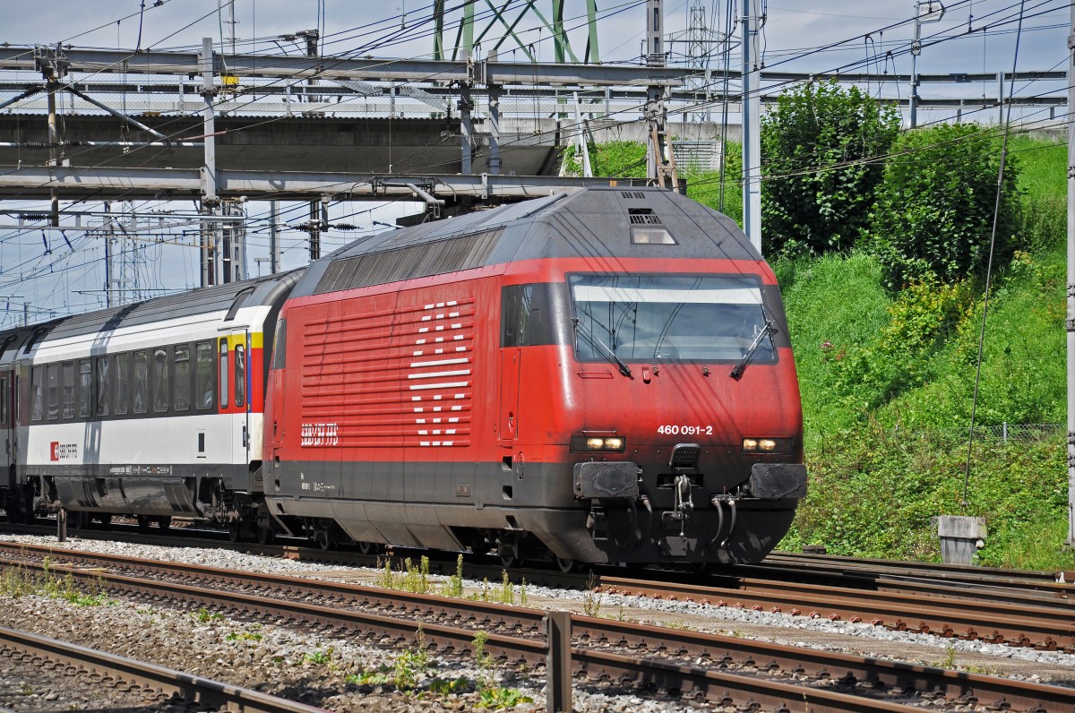 Re 460 091-2 durchfährt den Bahnhof Muttenz. Die Aufnahme stammt vom 22.08.2014.